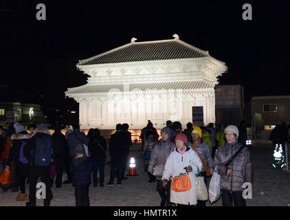 Sapporo, Giappone. 5 febbraio, 2017. Ai visitatori di ammirare una grande scultura di neve con Kufukuji illuminato Tempio all'annuale Sapporo Snow Festival di Sapporo in Giappone l'isola settentrionale di Hokkaido. La settimana di snow festival si svolgerà dal 6 febbraio attraverso il XII e oltre 2,5 milioni di persone sono in attesa di visitare. Credito: Yoshio Tsunoda/AFLO/Alamy Live News Foto Stock