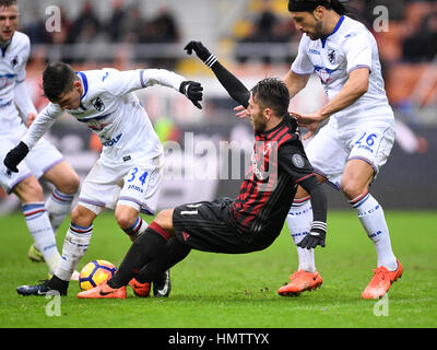 Milano, Italia. 5 febbraio, 2017. AC Milan Andrea Bertolacci (C) sistema VIES con la Sampdoria di Lucas Torreira (L) e Matias Silvestre durante la loro serie di una partita di calcio a Milano. La Sampdoria ha vinto 1-0. Credito: Alberto Lingria/Xinhua/Alamy Live News Foto Stock