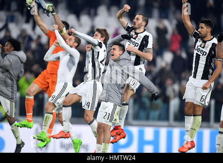 Torino, Italia. 5 febbraio, 2017. La Juventus' giocatori festeggiare dopo aver vinto la serie di una partita di calcio contro Inter Milano a Torino, Italia. La Juventus ha vinto 1-0. Credito: Alberto Lingria/Xinhua/Alamy Live News Foto Stock