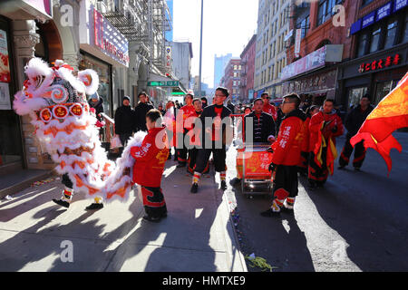 New York, Stati Uniti. 4 febbraio 2017. Una troupe di danza leone si esibisce di fronte ad un negozio in Elizabeth Street a Manhattan Chinatown. 舞獅, 華埠, 紐約, 唐人街 Foto Stock