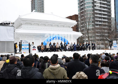 Sapporo, Giappone. 6 febbraio, 2017. Ai visitatori di ammirare una grande scultura di neve con tempio Kofukuji all annuale Sapporo Snow Festival di Sapporo in Giappone l'isola settentrionale di Hokkaido Lunedì, 6 febbraio 2017. La settimana di festa della neve ha iniziato a febbraio 12 e oltre 2,5 milioni di persone sono in attesa di visitare il festival. Credito: Yoshio Tsunoda/AFLO/Alamy Live News Foto Stock