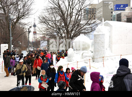 Sapporo, Giappone. 6 febbraio, 2017. Ai visitatori di ammirare le sculture di neve all'annuale Sapporo Snow Festival di Sapporo in Giappone l'isola settentrionale di Hokkaido Lunedì, 6 febbraio 2017. La settimana di festa della neve ha iniziato a febbraio 12 e oltre 2,5 milioni di persone sono in attesa di visitare il festival. Credito: Yoshio Tsunoda/AFLO/Alamy Live News Foto Stock