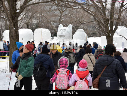 Sapporo, Giappone. 6 febbraio, 2017. Ai visitatori di ammirare le sculture di neve all'annuale Sapporo Snow Festival di Sapporo in Giappone l'isola settentrionale di Hokkaido Lunedì, 6 febbraio 2017. La settimana di festa della neve ha iniziato a febbraio 12 e oltre 2,5 milioni di persone sono in attesa di visitare il festival. Credito: Yoshio Tsunoda/AFLO/Alamy Live News Foto Stock