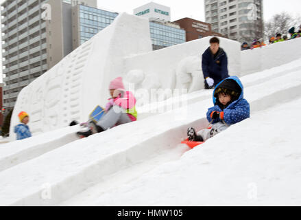 Sapporo, Giappone. 6 febbraio, 2017. I bambini giocano sulla neve scorre all'annuale Sapporo Snow Festival di Sapporo in Giappone l'isola settentrionale di Hokkaido Lunedì, 6 febbraio 2017. La settimana di festa della neve ha iniziato a febbraio 12 e oltre 2,5 milioni di persone sono in attesa di visitare il festival. Credito: Yoshio Tsunoda/AFLO/Alamy Live News Foto Stock