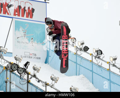 Sapporo, Giappone. 6 febbraio, 2017. Uno snowboarder salta in aria per una dimostrazione presso l annuale Sapporo Snow Festival di Sapporo in Giappone l'isola settentrionale di Hokkaido Lunedì, 6 febbraio 2017. La settimana di festa della neve ha iniziato a febbraio 12 e oltre 2,5 milioni di persone sono in attesa di visitare il festival. Credito: Yoshio Tsunoda/AFLO/Alamy Live News Foto Stock