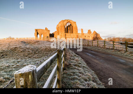 Abbazia Egglestone, Barnard Castle, Teesdale, Co Durham, Regno Unito. Il 6 febbraio 2017. Regno Unito Meteo. Era un luminoso il pupazzo di neve per iniziare la giornata come i primi raggi del sole nascente illumina le rovine della abbazia Egglestone vicino a Barnard Castle in Inghilterra del Nord Est. Credito: David Forster/Alamy Live News Foto Stock