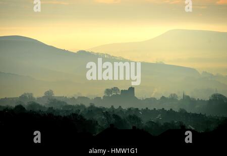 Lewes, East Sussex, Regno Unito. Il 6 febbraio 2017. La nebbia e temperature sotto zero circondano il castello normanno di Lewes, East Sussex, Regno Unito., nel cuore di South Downs Parco nazionale di credito: Peter Cripps/Alamy Live News Foto Stock