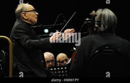 Praga, Repubblica Ceca. 04 feb 2017. Concerto Italiano di musica per film composer Ennio Morricone, accompagnata dalla Czech National Symphony Orchestra in Praga, Repubblica Ceca, 4 febbraio 2017. Credito: Ondrej Deml/CTK foto/Alamy Live News Foto Stock