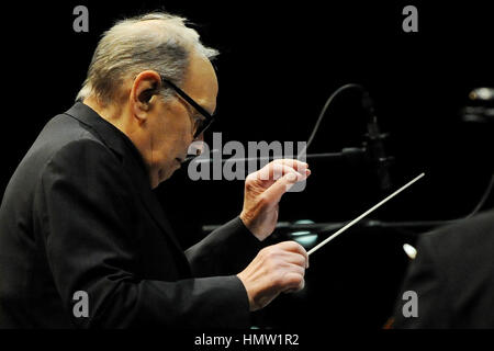 Praga, Repubblica Ceca. 04 feb 2017. Concerto Italiano di musica per film composer Ennio Morricone, accompagnata dalla Czech National Symphony Orchestra in Praga, Repubblica Ceca, 4 febbraio 2017. Credito: Ondrej Deml/CTK foto/Alamy Live News Foto Stock