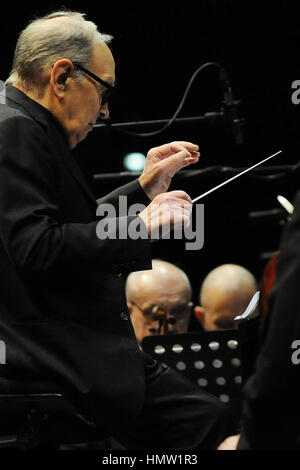 Praga, Repubblica Ceca. 04 feb 2017. Concerto Italiano di musica per film composer Ennio Morricone, accompagnata dalla Czech National Symphony Orchestra in Praga, Repubblica Ceca, 4 febbraio 2017. Credito: Ondrej Deml/CTK foto/Alamy Live News Foto Stock