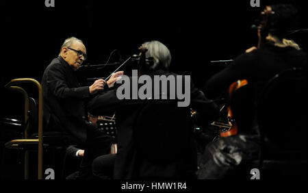 Praga, Repubblica Ceca. 04 feb 2017. Concerto Italiano di musica per film composer Ennio Morricone, accompagnata dalla Czech National Symphony Orchestra in Praga, Repubblica Ceca, 4 febbraio 2017. Credito: Ondrej Deml/CTK foto/Alamy Live News Foto Stock