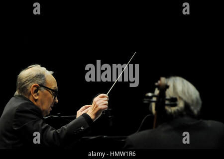 Praga, Repubblica Ceca. 04 feb 2017. Concerto Italiano di musica per film composer Ennio Morricone, accompagnata dalla Czech National Symphony Orchestra in Praga, Repubblica Ceca, 4 febbraio 2017. Credito: Ondrej Deml/CTK foto/Alamy Live News Foto Stock