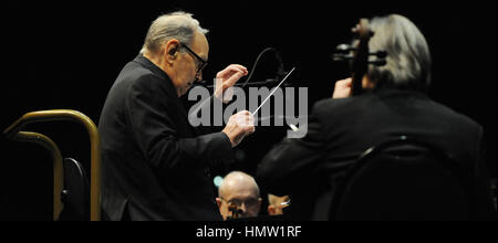 Praga, Repubblica Ceca. 04 feb 2017. Concerto Italiano di musica per film composer Ennio Morricone, accompagnata dalla Czech National Symphony Orchestra in Praga, Repubblica Ceca, 4 febbraio 2017. Credito: Ondrej Deml/CTK foto/Alamy Live News Foto Stock