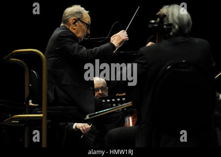 Praga, Repubblica Ceca. 04 feb 2017. Concerto Italiano di musica per film composer Ennio Morricone, accompagnata dalla Czech National Symphony Orchestra in Praga, Repubblica Ceca, 4 febbraio 2017. Credito: Ondrej Deml/CTK foto/Alamy Live News Foto Stock