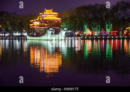 Gennaio 22, 2017 - Xi'an, Xi'an, Cina - Xi'an, Cina-gennaio 22 2017: (solo uso editoriale. Cina fuori) ..lanterna spettacolari show è tenuto a Xi'an, capitale della Cina nord-occidentale della provincia di Shaanxi, gennaio 22nd, 2017, dotato di varie lanterne cinesi di diverse forme. (Credito Immagine: © SIPA Asia via ZUMA filo) Foto Stock