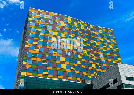Edificio moderno con colorati patchwork facciata nel centro di Ulaanbaatar, in Mongolia Foto Stock