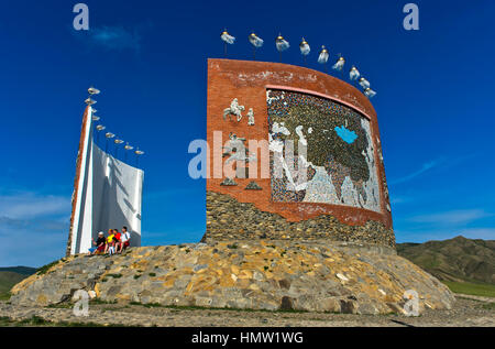 Turisti alla grande Imperial map monumento, Kharkhorin, Mongolia Foto Stock