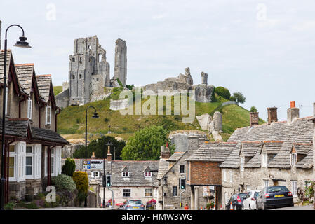 La collina di rovine di Corfe Castle, superstite della Guerra Civile Inglese, nel villaggio di Corfe, Dorset, a sud-ovest dell'Inghilterra in una giornata di sole con cielo blu Foto Stock