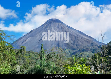 Il Vulcano Arenal, al parco nazionale del Vulcano Arenal, la fortuna, provincia di Alajuela, Costa Rica Foto Stock