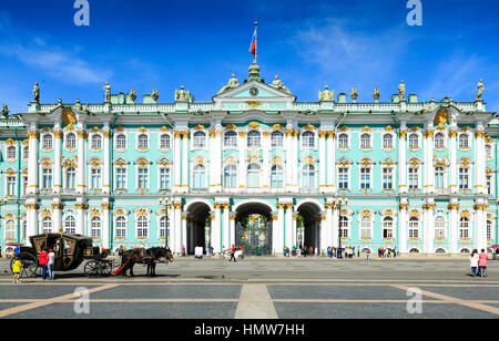 Pullman e cavalli fuori la parte anteriore del Museo Hermitage di San Pietroburgo, Russia Foto Stock