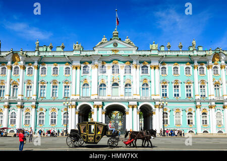 Pullman e cavalli fuori la parte anteriore del Museo Hermitage di San Pietroburgo, Russia Foto Stock