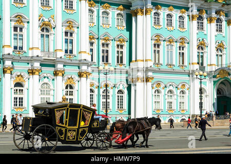 Pullman e cavalli fuori la parte anteriore del Museo Hermitage di San Pietroburgo, Russia Foto Stock