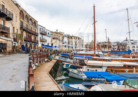 KYRENIA, Cipro - 19 gennaio 2015: inverno vista di Kyrenia porto vecchio di Cipro settentrionale. Kyrenia (turco: Girne) è una città sulla costa settentrionale di Foto Stock