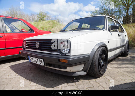 Altentreptow / Germania - 1 maggio 2015: tedesco Volkswagen golf ii auto sorge su un area di parcheggio al oldtimer mostrano il 1 maggio 2015 in altentreptow, Germania. Foto Stock