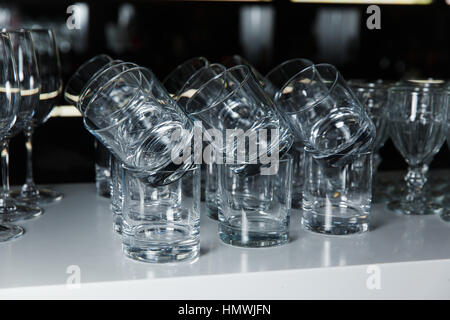 Un sacco di bicchieri di whiskey sul tavolo Foto Stock