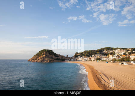 Spiaggia di Tossa de Mar, località di villeggiatura al mare Mediterraneo sulla Costa Brava Catalogna, Europa Foto Stock