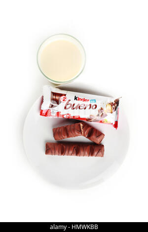 Alba, Italia - 28 marzo 2022: Confezione di Kinder fetta al latte Ferrero,  pan di Spagna farcito con latte cremoso e miele, prodotto da Ferrero impo  Foto stock - Alamy