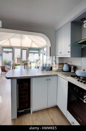 Un uovo di anatra blu in stile marittimo cucina di una casa nel Regno Unito Foto Stock