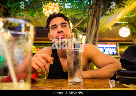 Giovane uomo che fa le facce Foto Stock