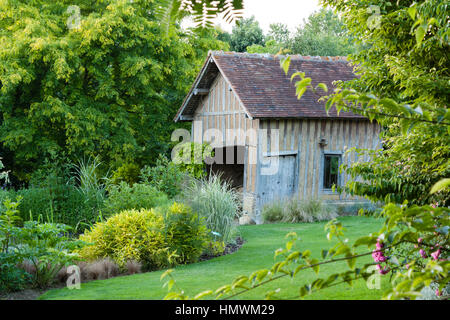 Jardins du pays d'Auge (menzione obligatoire dans la légende ou le crédit foto): maison à colombages en bordure du bassin. Foto Stock