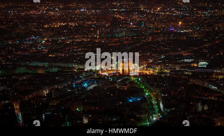 Vista aerea del Arc de Triomphe de l'Etoile (l'Arco Trionfale) a Parigi di notte Foto Stock