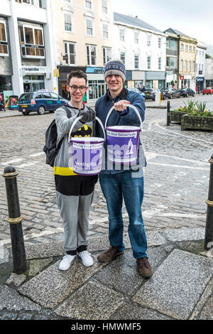 Due volontari la raccolta di donazioni di beneficenza per la Meningite Research Foundation in Truro City Centre, Cornwall. Foto Stock