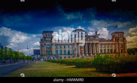 Lo storico palazzo del Reichstag a Berlino con la sua cupola moderna, Berlino, Germania Foto Stock