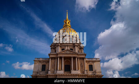 Cielo blu sopra la cupola dorata, Cappella di Saint-Louis des Invalides Foto Stock