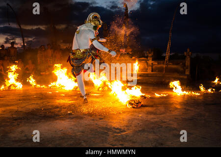 Uluwatu - MARZO 15: Balinese tradizionale danza Kecak al Tempio di Uluwatu sul Mar 15, 2015, Bali, Indonesia. Kecak (noto anche come Ramayana Monkey Chant) ho Foto Stock