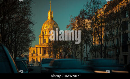 Cielo blu sopra la cupola dorata, Cappella di Saint-Louis des Invalides Foto Stock