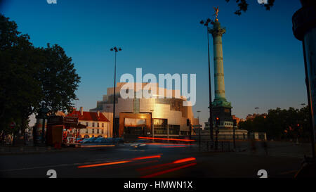 Il traffico e il tramonto a Bastille monumento e Opera di Parigi, Francia. Foto Stock