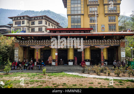 Thimphu Bhutan - Aprile 9, 2016: turisti e cittadini bhutanesi si raccolgono intorno al National Memorial Chorten situato a Thimphu per la preghiera e la benedizione. Foto Stock