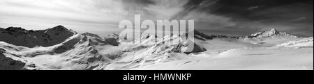 Bianco e nero panorama delle montagne del Caucaso in snow sera d'inverno. Elbrus regione. Vista dalla pista da sci di Elbrus. Foto Stock
