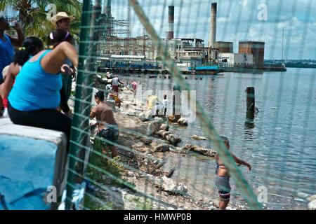 I cubani si riuniscono domenica mattina a Regla Harbour Foto Stock