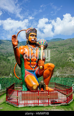 Vista verticale della statua di Hanuman, il dio delle scimmie, racchiusa da una recinzione rossa a Khopri, Himachal Pradesh. Un impressionante punto di riferimento religioso e culturale Foto Stock