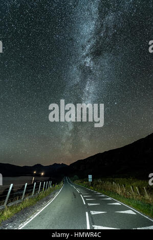 La Via Lattea su strada di notte. Capel Curig Wales UK Foto Stock