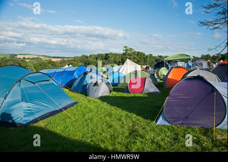 Tende e teepees nel campeggio campo al porto Eliot Festival Cornovaglia Foto Stock