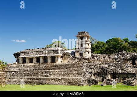 Antica città di Palenque si siede come un re su di un trono di foresta dove la pianura incontra montagne, Messico Foto Stock