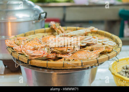 Al vapore di granchi giganti nel mercato di granchio Foto Stock