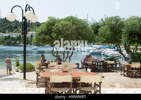 Taverna sulla spiaggia a Mongonissi Beach, Paxos, Isole Ionie, Grecia Foto Stock